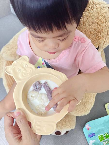 米餅泡在鮮奶吃